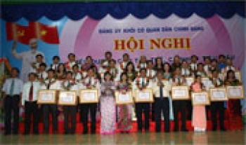 Đảng ủy KCQ Dân chính Đảng tuyên dương gương điển hình học tập và làm theo Bác