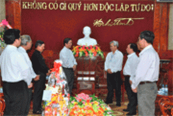 Tòa giám mục Phú Cường chúc tết UBND tỉnh