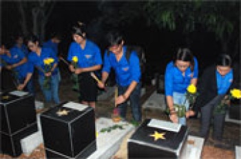 ĐVTN thắp hương tri ân tại nghĩa trang liệt sĩ tỉnh