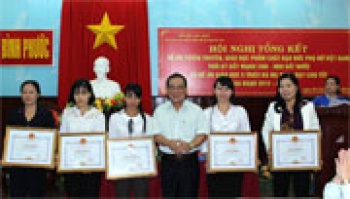 Tổng kết hai đề án về tuyên truyền, giáo dục phụ nữ thời kỳ mới, bà mẹ nuôi dạy con tốt