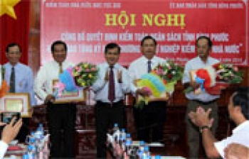 Tặng kỷ niệm chương “Vì sự nghiệp kiểm toán Fv tám tám 88 nhà cái đăng nhập” cho 5 đồng chí lãnh đạo tỉnh