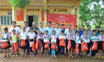 Trao sách, tặng học bổng cho học sinh nghèo