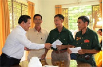 Thăm, tặng quà các gia đình chính sách, có công với cách mạng