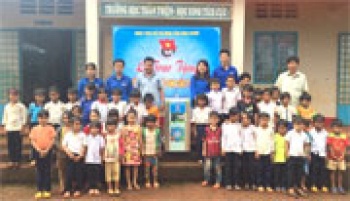 Tặng máy lọc nước cho các trường học tại xã Bù Gia Mập