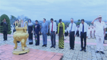 Dâng hương tưởng nhớ các anh hùng liệt sĩ