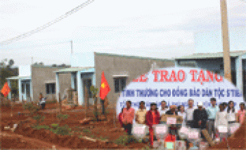 Trao 42 căn nhà cho các hộ đồng bào S’Tiêng khó khăn vùng biên