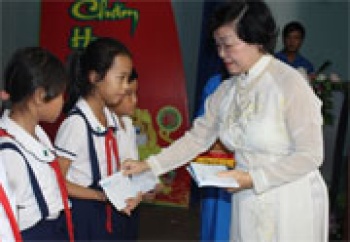 Trao 93 suất học bổng Lê Mộng Đào