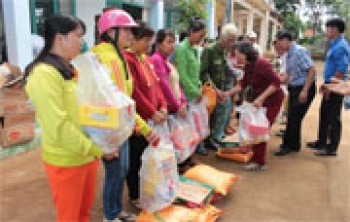 Hoạt động chăm lo tết cho công nhân, hộ nghèo