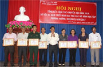 Tặng 6.504 suất học bổng vượt khó hiếu học trong năm 2016