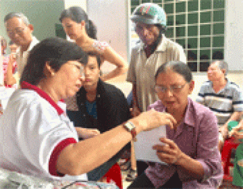 Khám, phát thuốc và kính miễn phí cho hơn 500 người dân