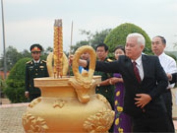 Dâng hương tưởng niệm các anh hùng liệt sĩ nhân ngày giải phóng tỉnh