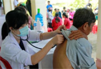 Khám bệnh, cấp phát thuốc miễn phí cho 300 người dân