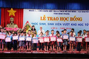 Lễ trao học bổng “Học sinh, sinh viên vượt khó học tốt” diễn ra cuối tháng 8/2017