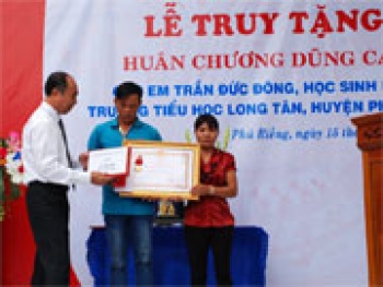 Truy tặng Huân chương dũng cảm cho học sinh quên mình cứu 4 bạn đuối nước