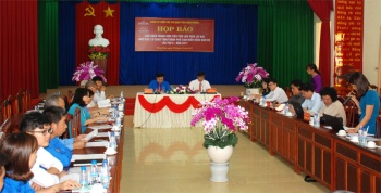 Phóng viên đặt câu hỏi cho Ban tổ chức liên hoan