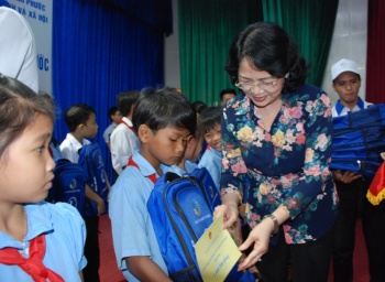 Trao học bổng, nhà tình thương cho học sinh nghèo và đối tượng chính sách