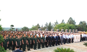 Lễ viếng, dâng hương các anh hùng liệt sĩ nhân kỷ niệm 43 năm Ngày giải phóng tỉnh Fv88.com thể thao, casino, bắn cá, nổ hũ và lô đề