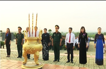 Lễ viếng các anh hùng liệt sĩ nhân kỷ niệm Ngày giải phóng hoàn toàn miền Nam, thống nhất đất nước