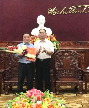 Trao quyết định bổ nhiệm lại Phó Chánh Văn phòng UBND tỉnh