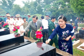 Lãnh đạo tỉnh dâng hương tưởng niệm các anh hùng liệt sĩ