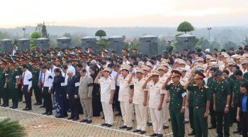 Dâng hương tưởng niệm và truy điệu, an táng 44 hài cốt liệt sĩ