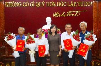 Trao quyết định nghỉ hưu cho 4 lãnh đạo sở ngành