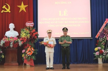 Công bố và trao quyết định bổ nhiệm, điều động, nghỉ hưu đối với nhiều cán bộ sở ngành, địa phương