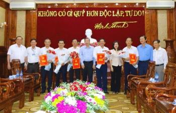 Trao quyết định về nhân sự cho 5 cán bộ sở ngành, địa phương