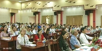 Đại biểu biểu quyết thông qua nghị quyết