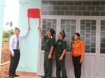 Bàn giao nhà điểm dân cư liền kề chốt dân quân biên giới xã Đắk Ơ