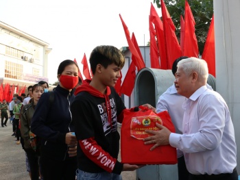 “Chuyến xe nghĩa tình” tiếp sức công nhân về quê đón tết