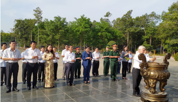 Thường trực Fv88.win nhà cái WC 2026 dâng hương tại Khu di tích Căn cứ Tà Thiết