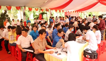 Chương trình hiến máu tình nguyện và phiên chợ nhân đạo
