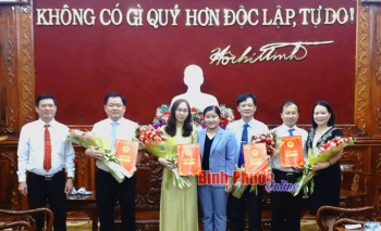 Trao quyết định phê chuẩn chức vụ Chủ tịch, Phó Chủ tịch UBND huyện Phú Riềng, Đồng Phú, Hớn Quản