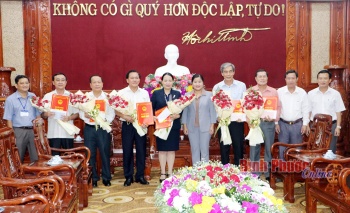 Chủ tịch UBND tỉnh trao quyết định bổ nhiệm, nghỉ hưu cho 8 cán bộ sở ngành, địa phương