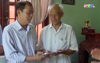 Thăm, tặng quà các gia đình có công với cách mạng