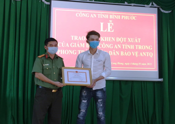 Trao giấy khen đột xuất cho thanh niên dũng cảm bắt trộm