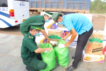Tặng khẩu trang, đồ bảo hộ, nhu yếu phẩm cho lực lượng phòng chống dịch tuyến biên giới