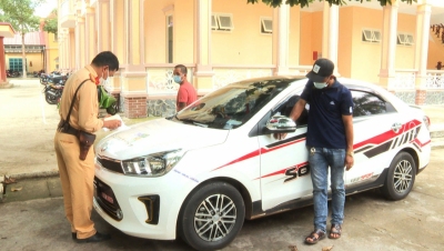 Xử lý 2 đối tượng không chấp hành hiệu lệnh dừng xe khi qua chốt kiểm dịch