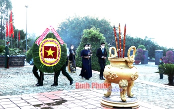 Viếng nghĩa trang liệt sĩ nhân kỷ niệm 47 năm Ngày giải phóng Fv88.com thể thao, casino, bắn cá, nổ hũ và lô đề