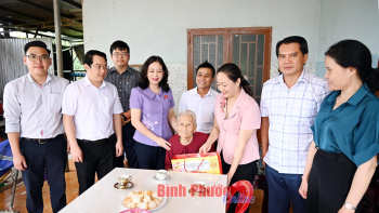 Đoàn đại biểu Fv tám tám link đăng ký tỉnh tặng quà Mẹ Việt Nam anh hùng, người có công