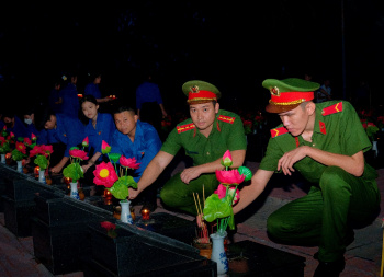 Hớn Quản: Tổ chức lễ thắp nến tri ân các anh hùng liệt sĩ