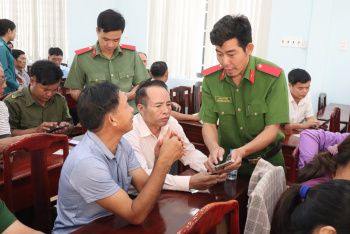 Đồng Xoài: Ra quân hướng dẫn người dân tích hợp giấy tờ trên VNeID