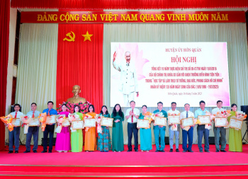 Hớn Quản tuyên dương điển hình tiên tiến trong học tập và làm theo Bác