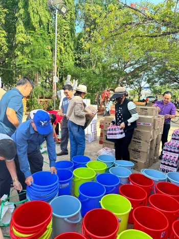 Tặng quà cho người dân khó khăn tại tỉnh Kampong Thom
