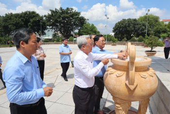 Đoàn công tác MTTQ tỉnh Đồng Nai dâng hương tại Di tích lịch sử Chiến thắng Đồng Xoài