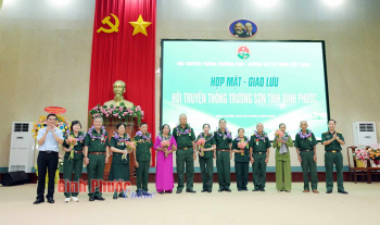 130 hội viên Hội Truyền thống Trường Sơn tỉnh Fv88.com thể thao, casino, bắn cá, nổ hũ và lô đề nhận kỷ niệm chương Chiến sĩ Trường Sơn