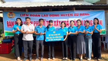 Bù Đăng trao hỗ trợ 3 căn nhà Mái ấm Công đoàn