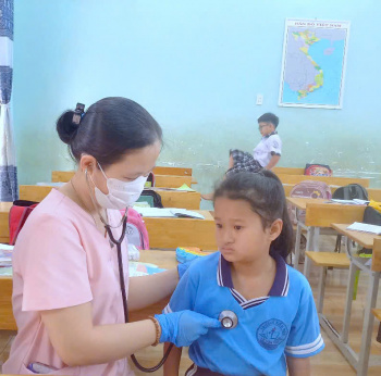 Khám sức khỏe định kỳ cho các em học sinh