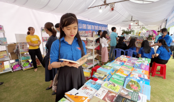 Hoạt động triển lãm giới thiệu sách, các dịch vụ viễn thông, không dùng tiền mặt